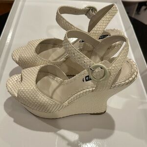 Off-white python playform high heels. Alice and Olivia. Size 37.  Gently worn.